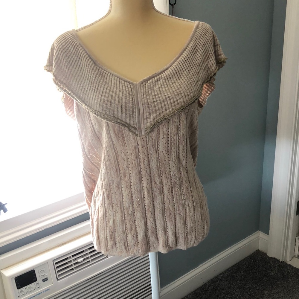 Knitted sleeveless top with gold tread running through
